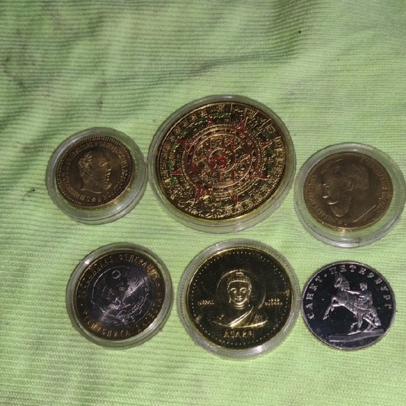 Mint Cased Collectible Coin Set with Gold and Silver Etchings - Picture 1 of 4